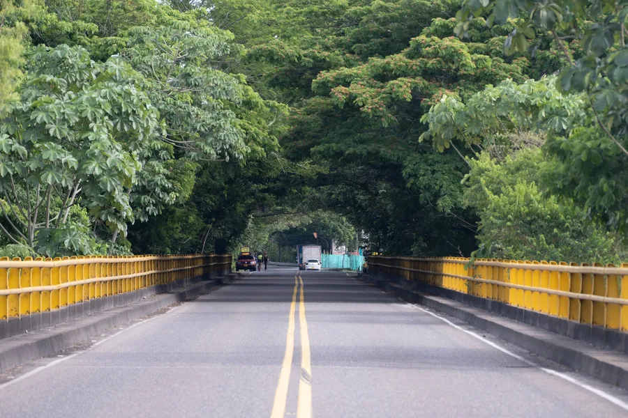 Puente amarillo hacia el pueblo