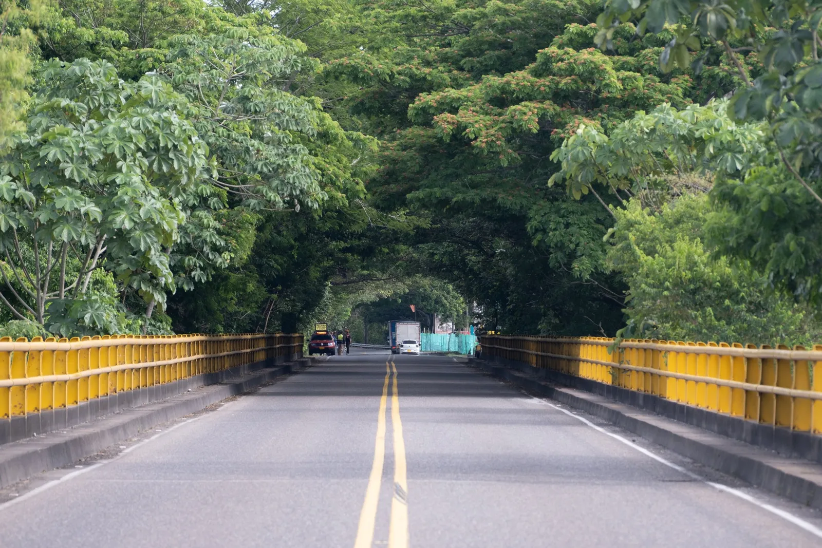 Puente amarillo hacia el pueblo