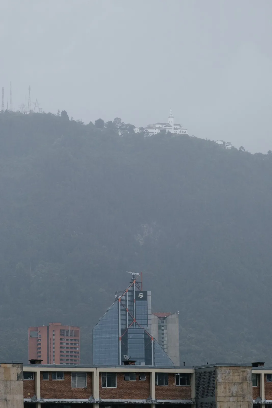 La ciudad detrás de la niebla