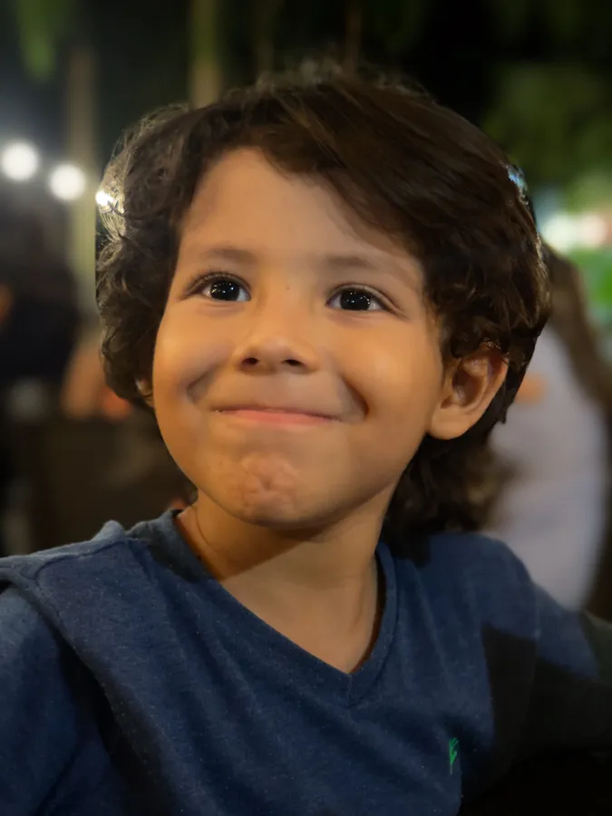 Retrato nocturno con luces de feria