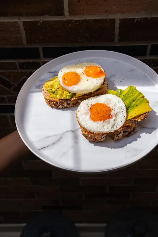 Desayuno con huevos al sol