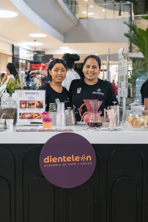 Interiores, restaurante y adulto
