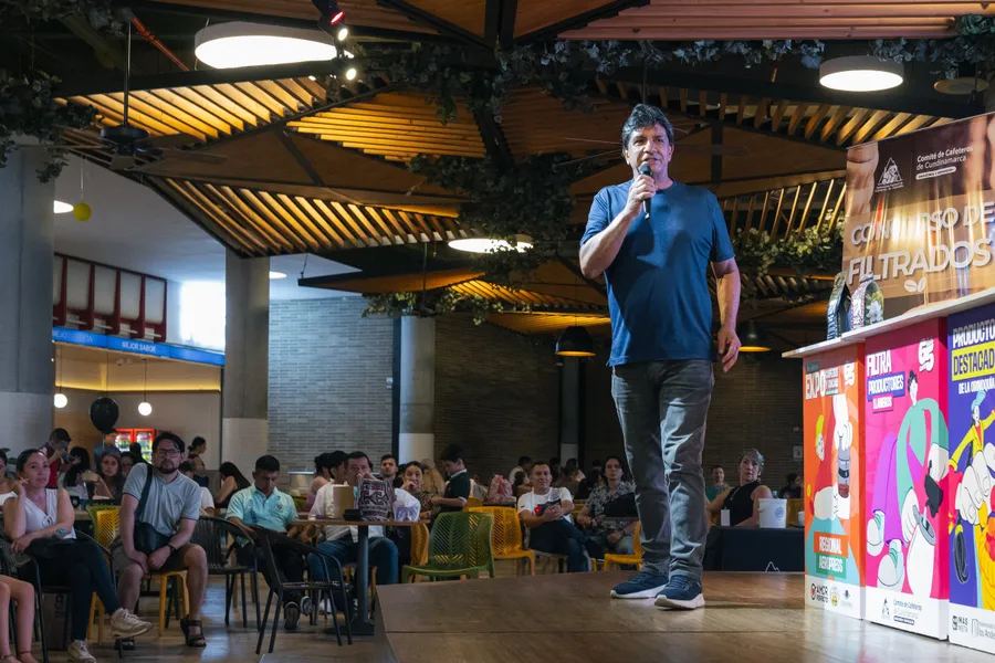 Interiores, restaurante y personas
