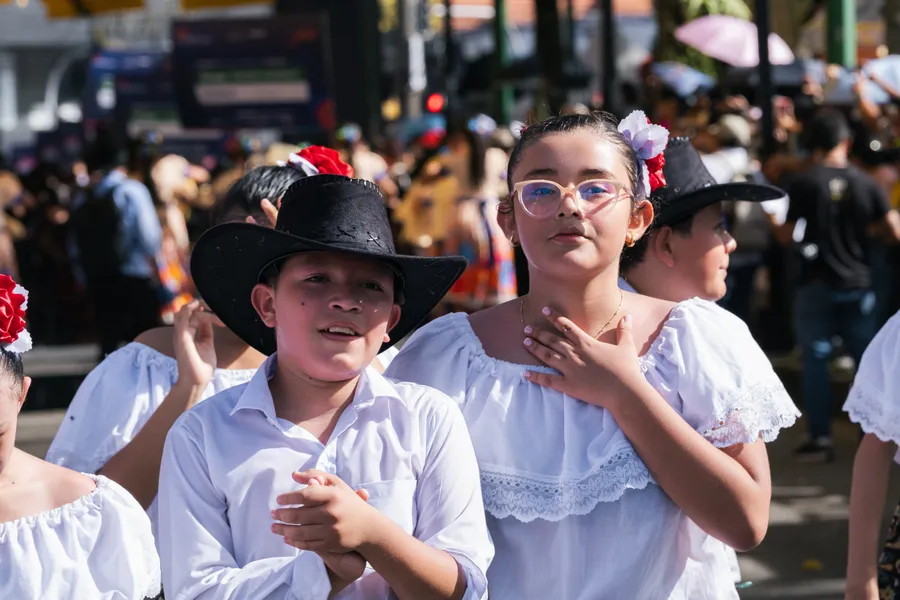 Ropa, sombrero y personas