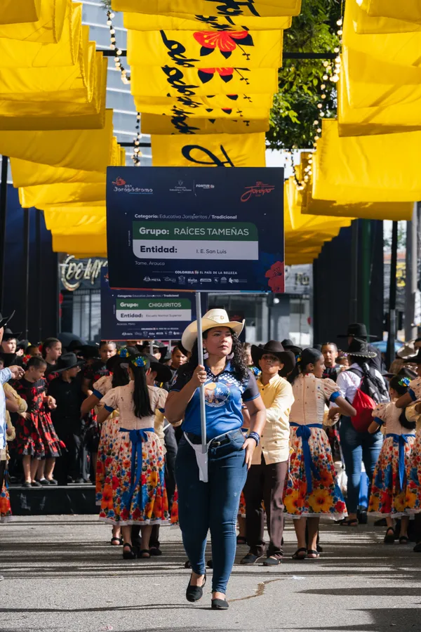Personas, ciudad y carretera