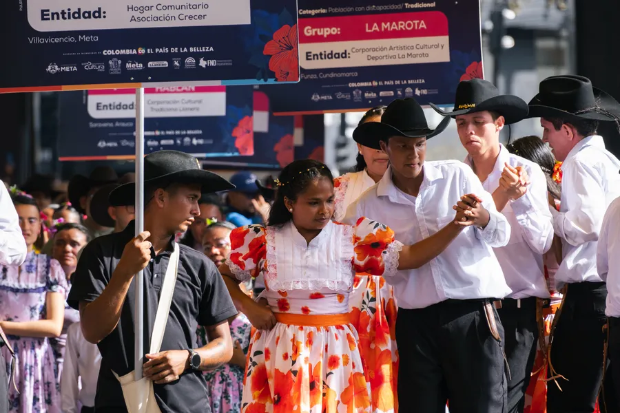 Personas, ropa y sombrero