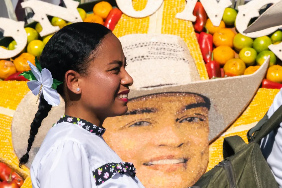 Ropa, sombrero y personas