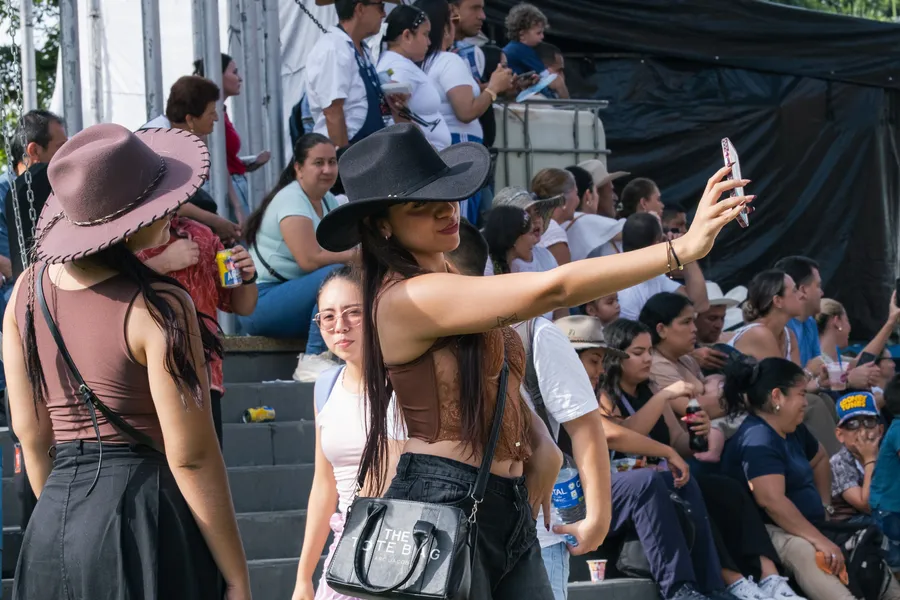 Ropa, sombrero y adulto