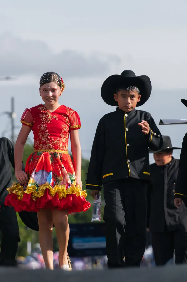Personas, ropa y sombrero