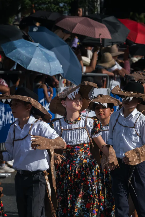 Ropa, sombrero y personas