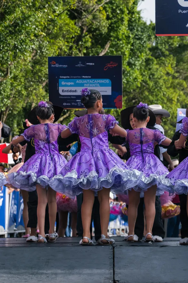 Desfile, personas y niños