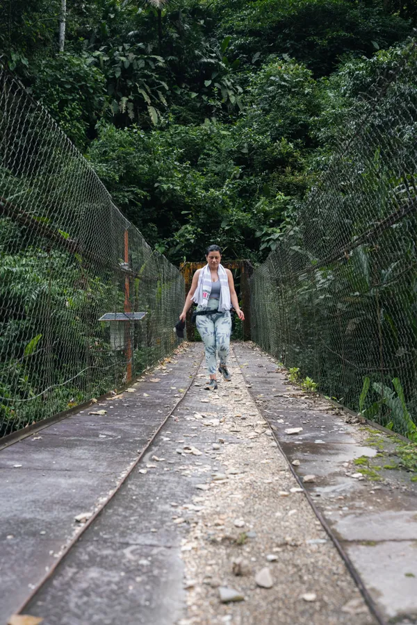Personas, ciudad y carretera
