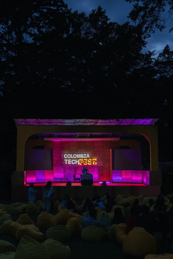 Escenario, iluminación y interiores