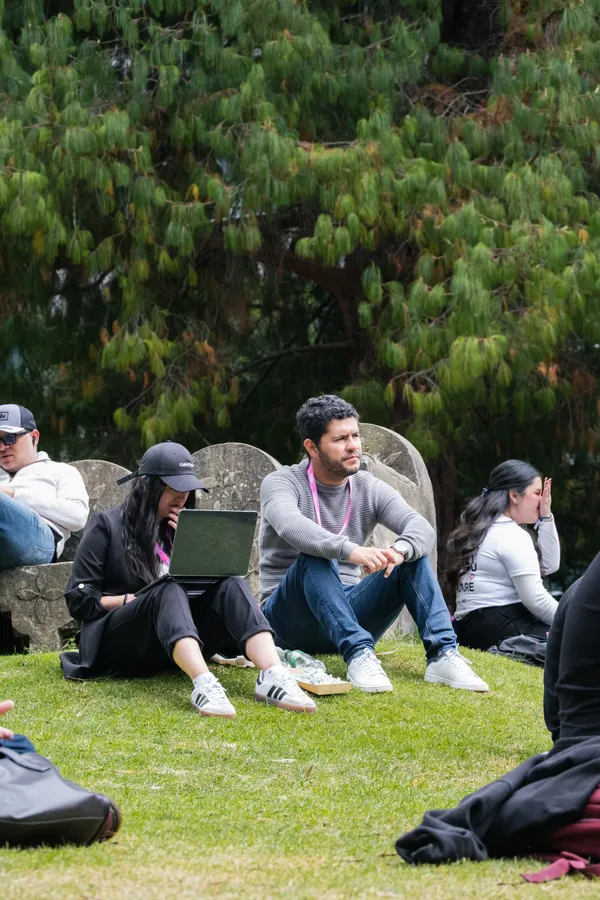Personas, césped y plantas