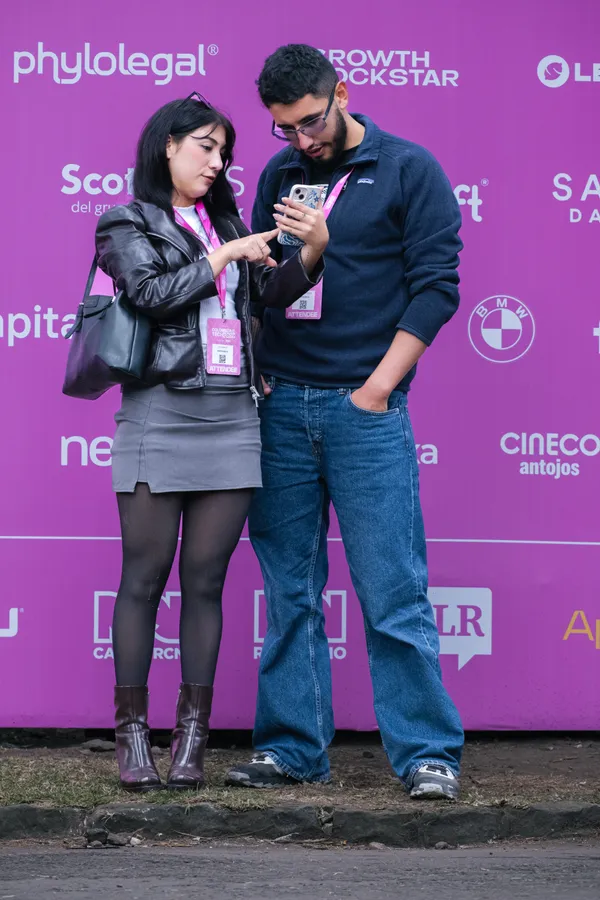 Ropa, celular y adulto