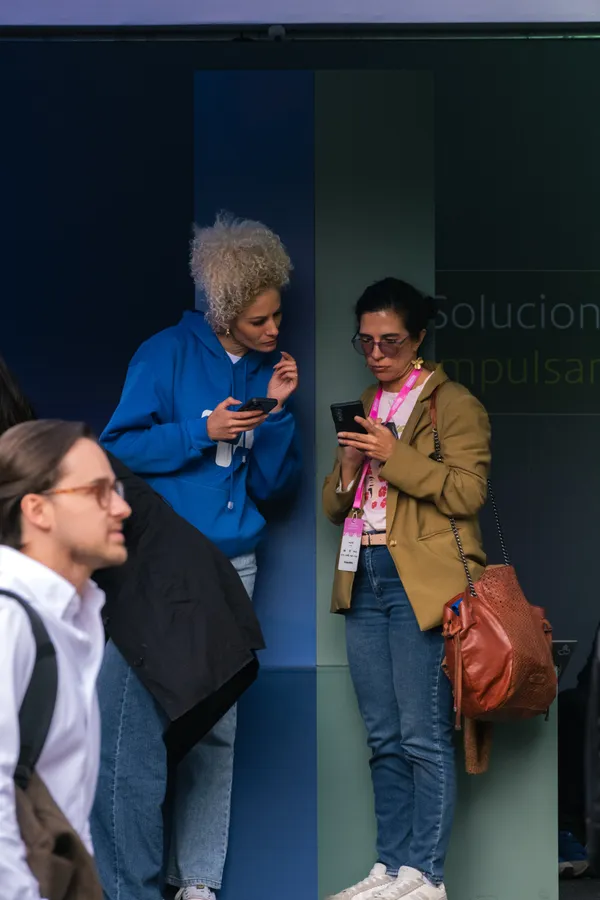 Ropa, celular y adulto