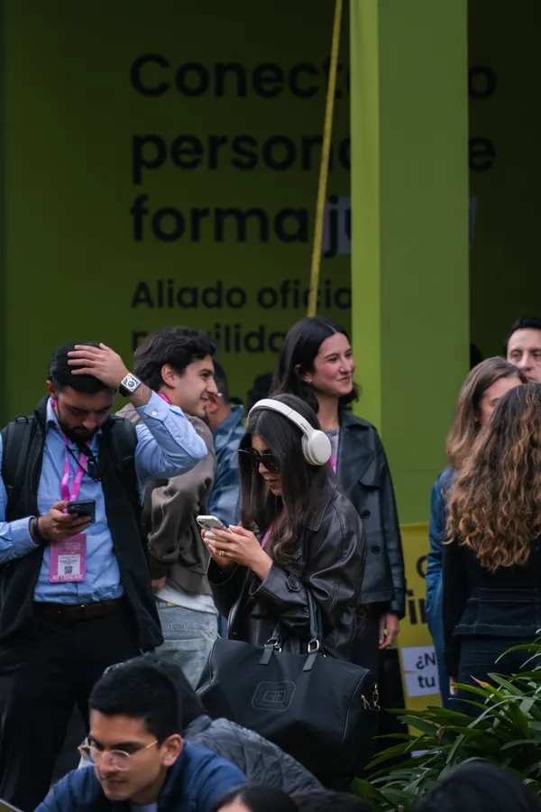 Personas, ropa y celular