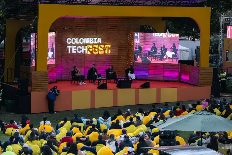 Escenario, multitud y personas
