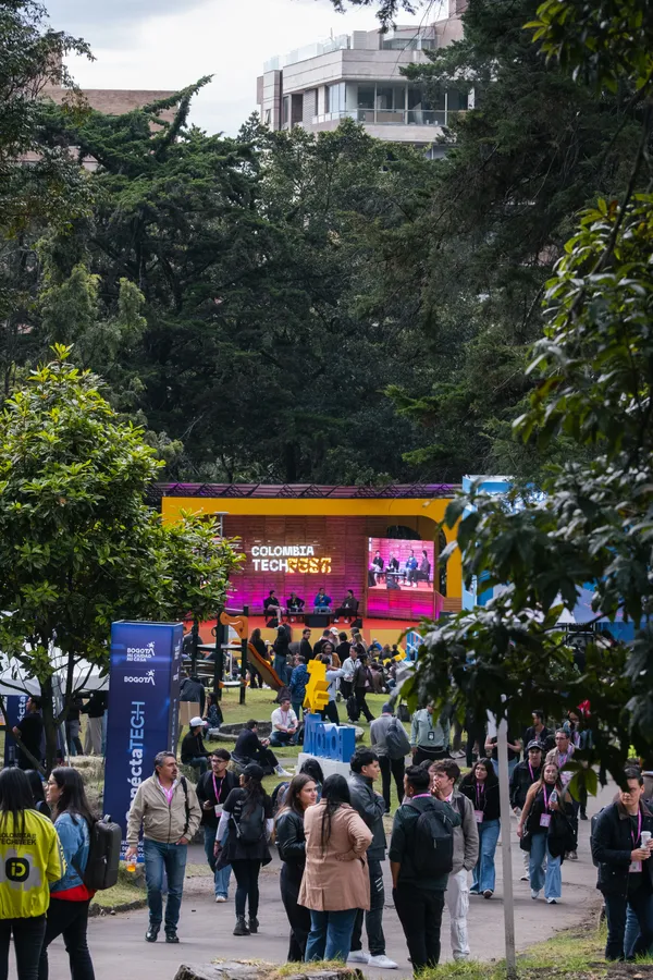 Exteriores, ciudad y adulto
