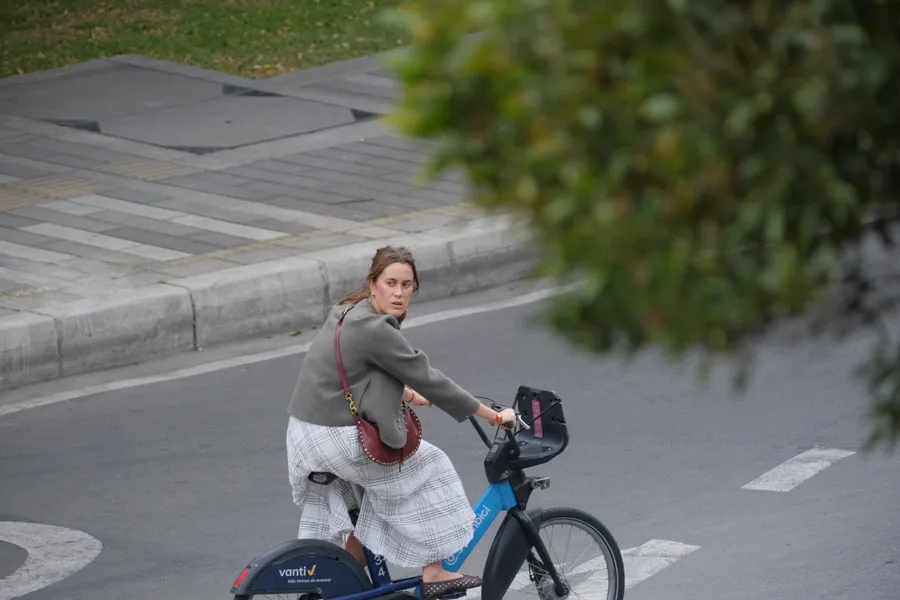 Mujer, personas y bicicleta