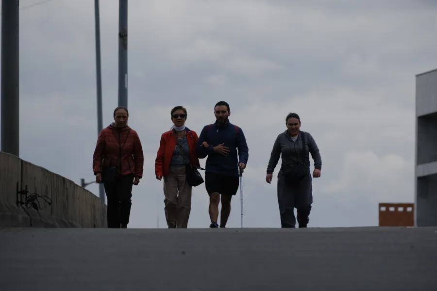 Personas, caminata y hombre
