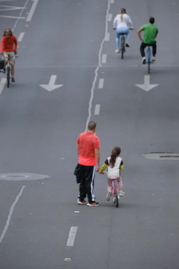 Personas, caminata y hombre