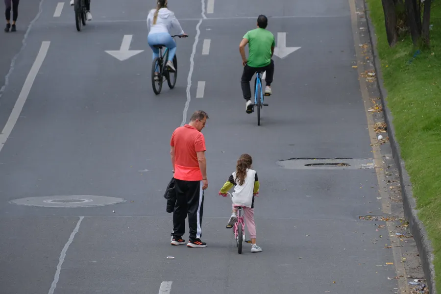 Personas, caminata y ciudad