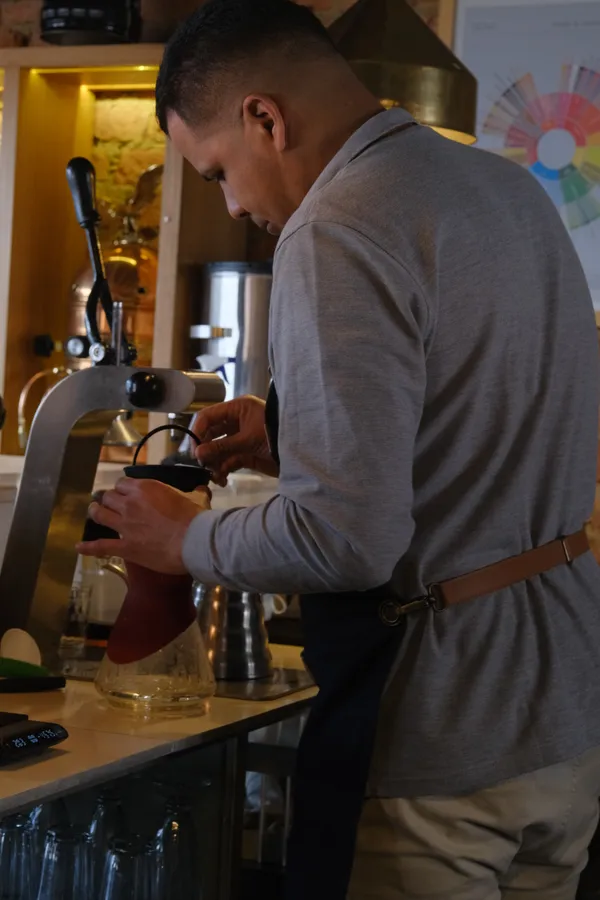 Hombre, personas y taza