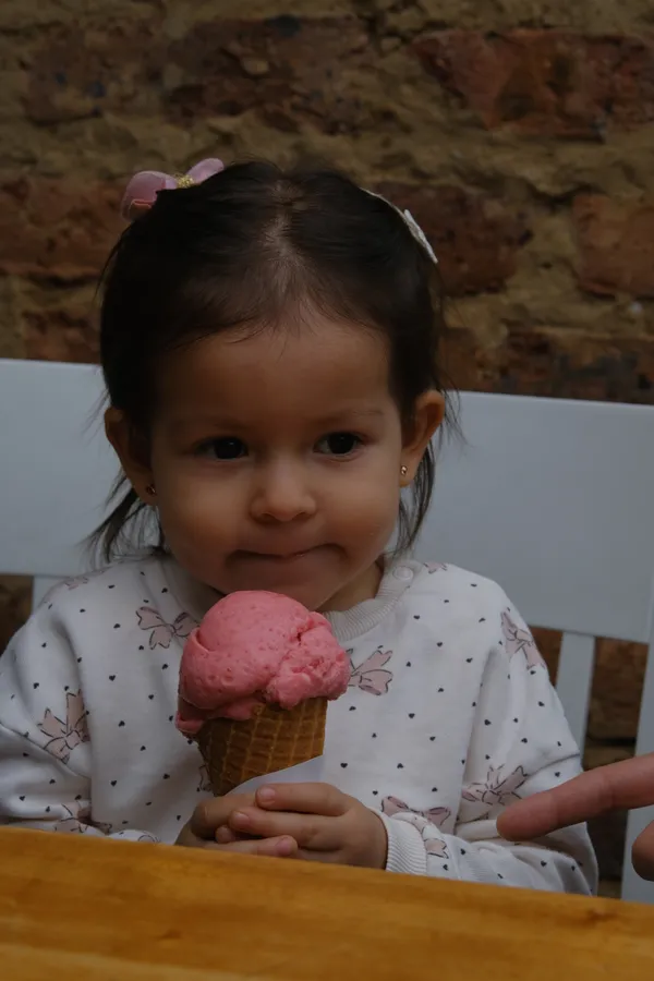 Personas, postre y comida