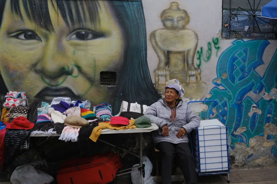 Personas, ciudad y carretera