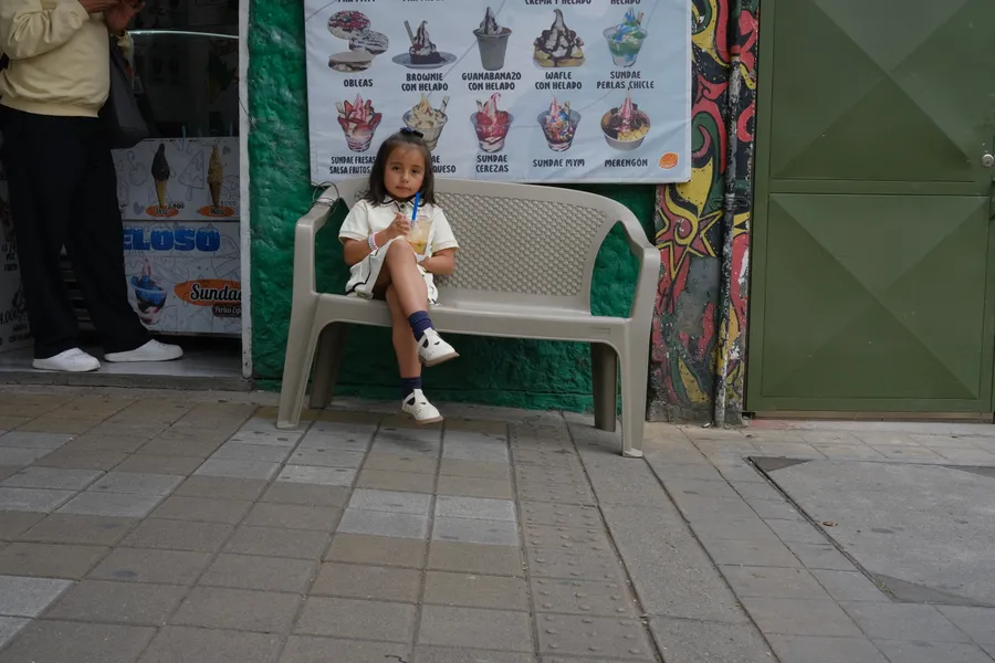 Personas, mobiliario y niños