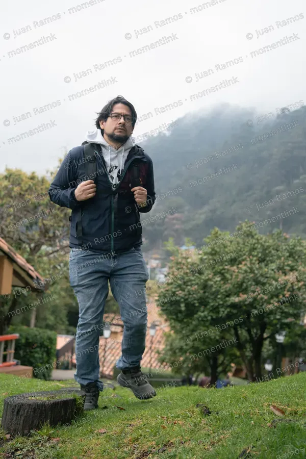 Personas, caminata y plantas