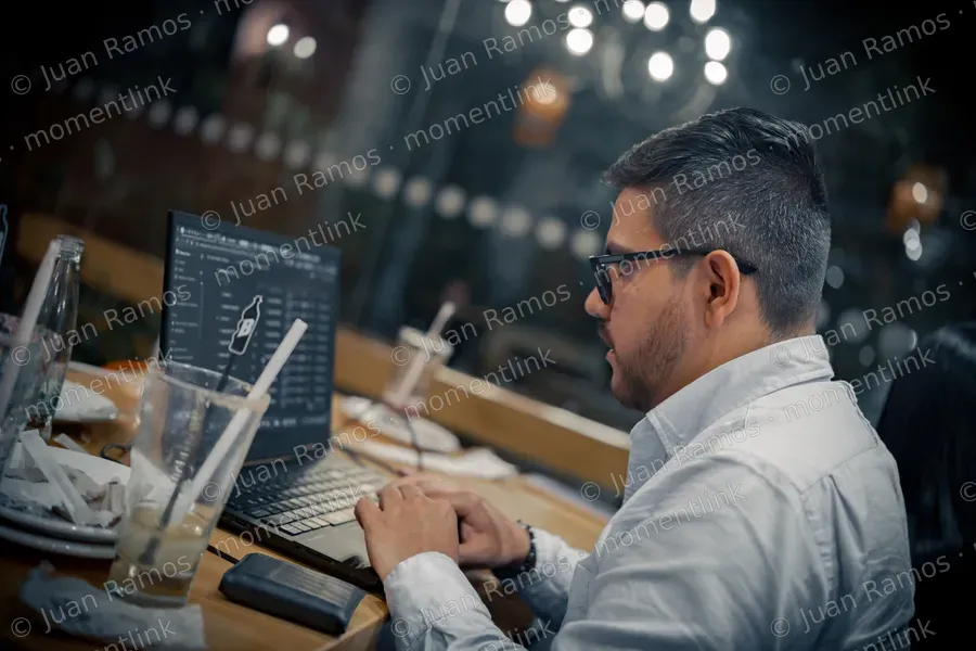 Mobiliario, mesa y computador
