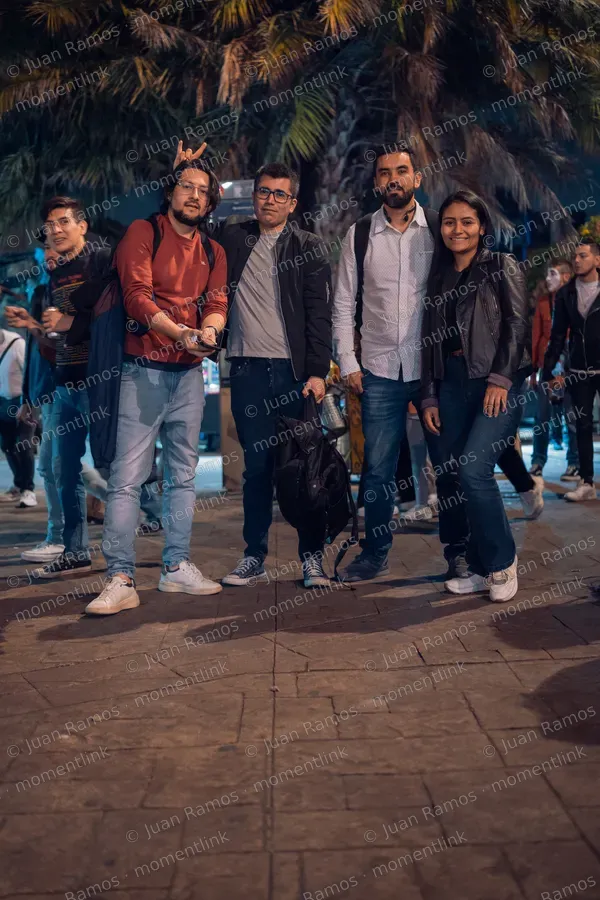 Personas, caminata y ciudad