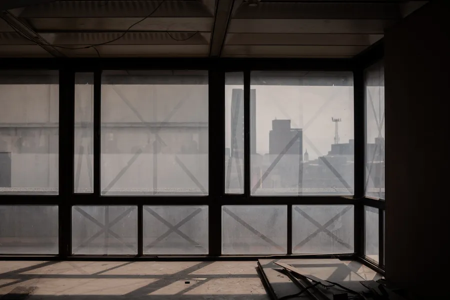 Ciudad, ventana y interiores