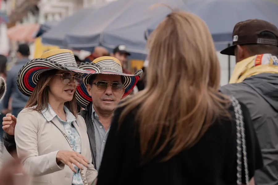 Ropa, sombrero y mujer