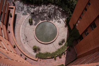 Portada del álbum Bogotá · Vertical, ladrillo y skyline