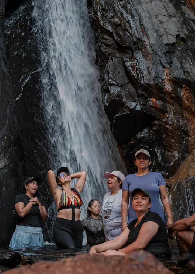 Personas, exteriores y naturaleza