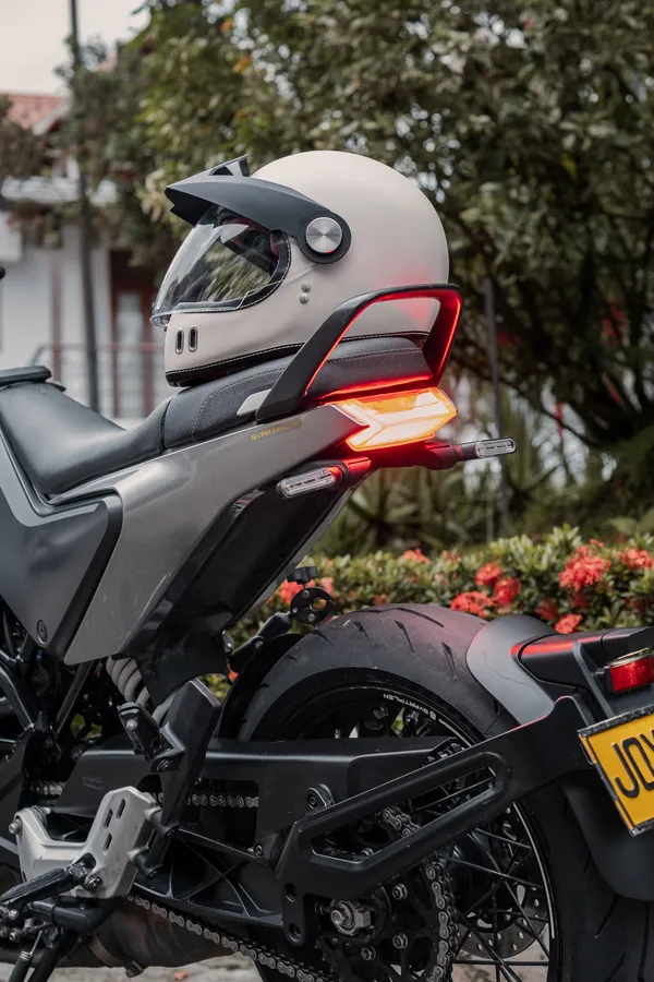 Moto, vehículo y césped