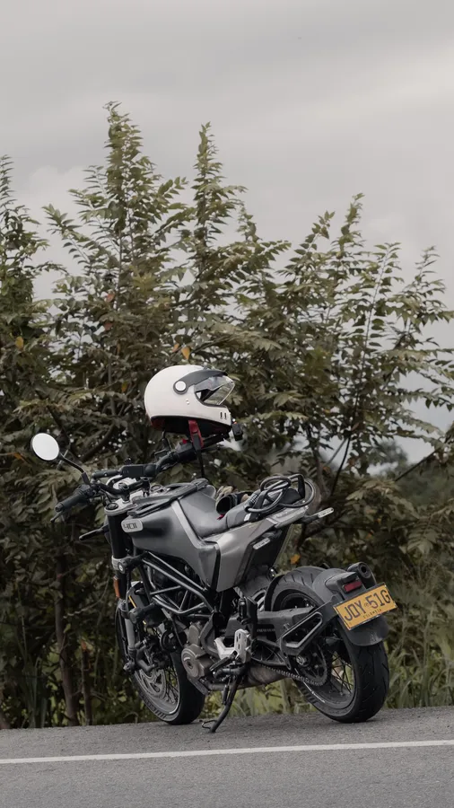 Moto y vehículo
