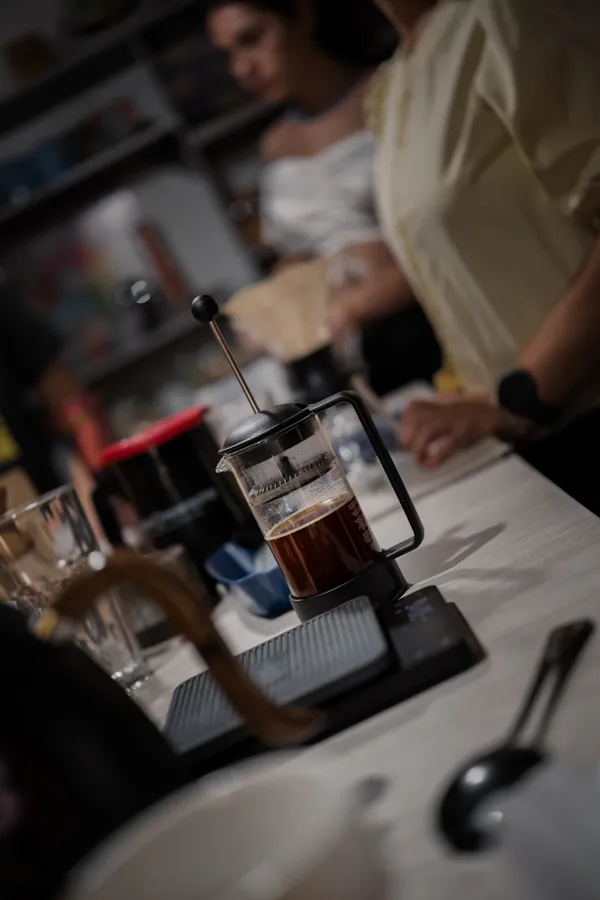 Taza, copas y mobiliario