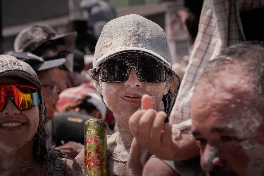 Gafas de sol, manos y personas