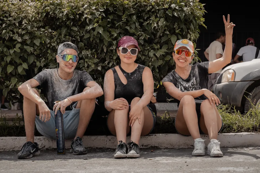 Gafas de sol, personas y ropa