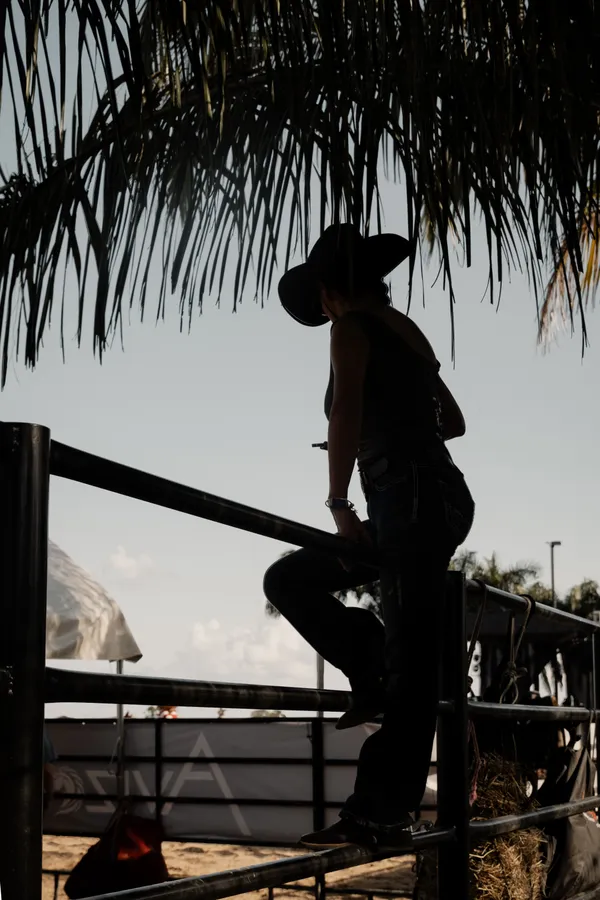 Ropa, sombrero y personas