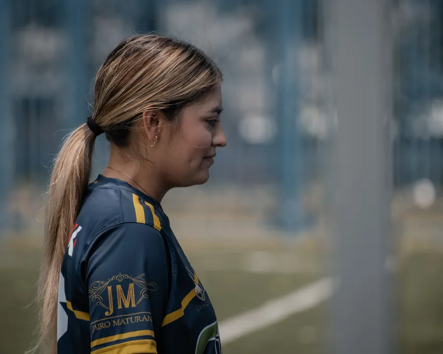 Mujer, niña y personas