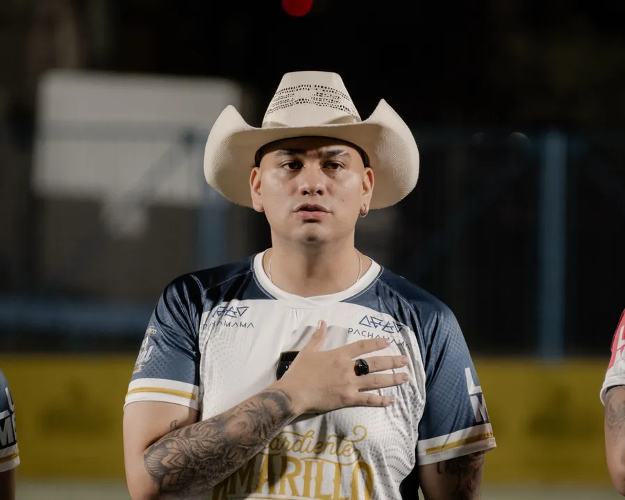 Ropa, sombrero y personas