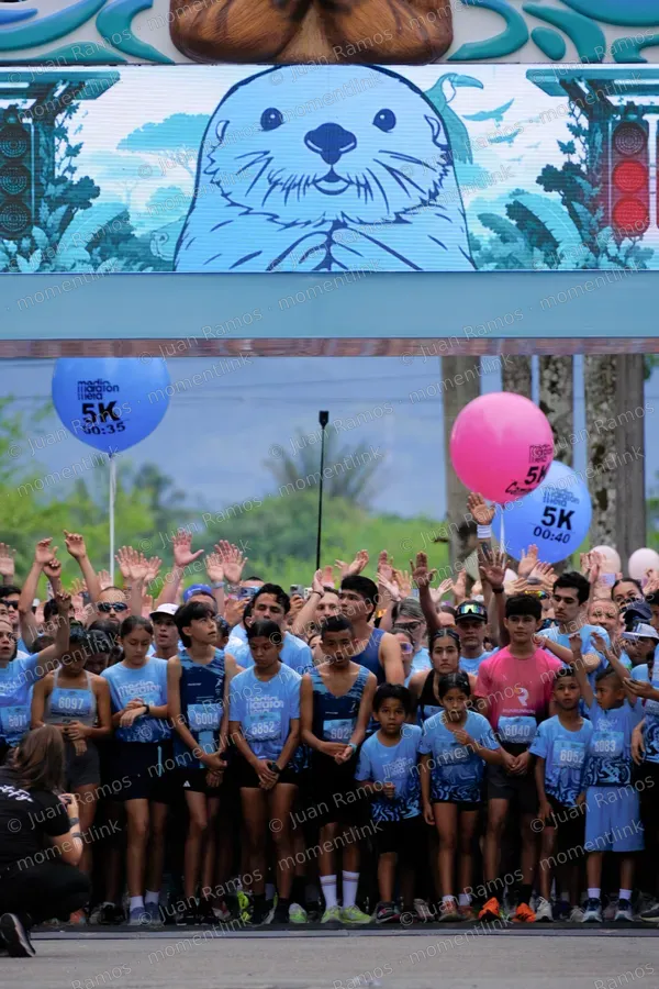 Personas, globos y multitud