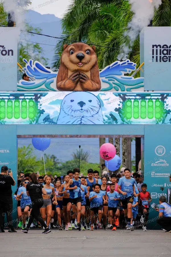Personas, globos y animales
