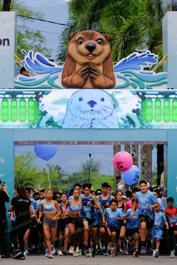 Personas, globos y animales