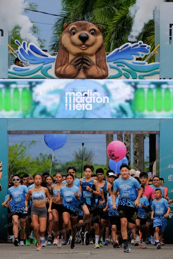 Personas, globos y animales